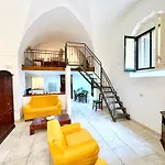 Vico Del Theutra Apartment