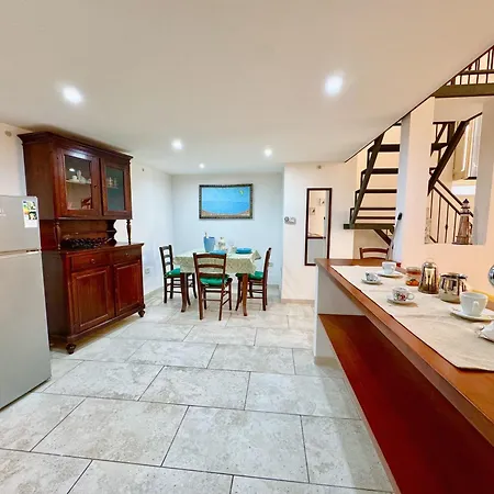 Vico Del Theutra * Λέτσε